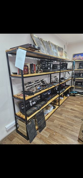 Стеллажи с полками под товар