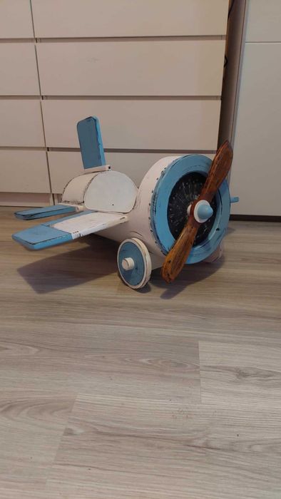 Avion din lemn recuzita foto si o scara mica