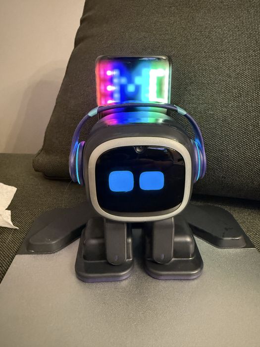 Robot Emo Go Home , desktop AI pet