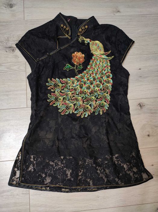 Блузка вышитая павлин