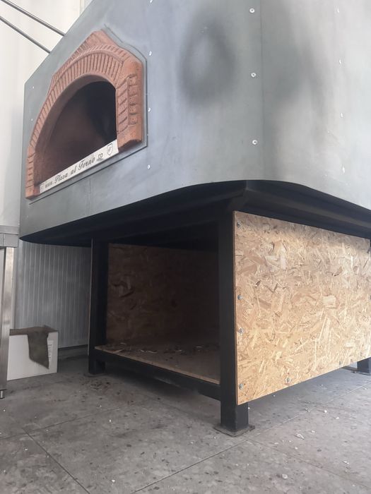 Cuptor pizza pe lemne