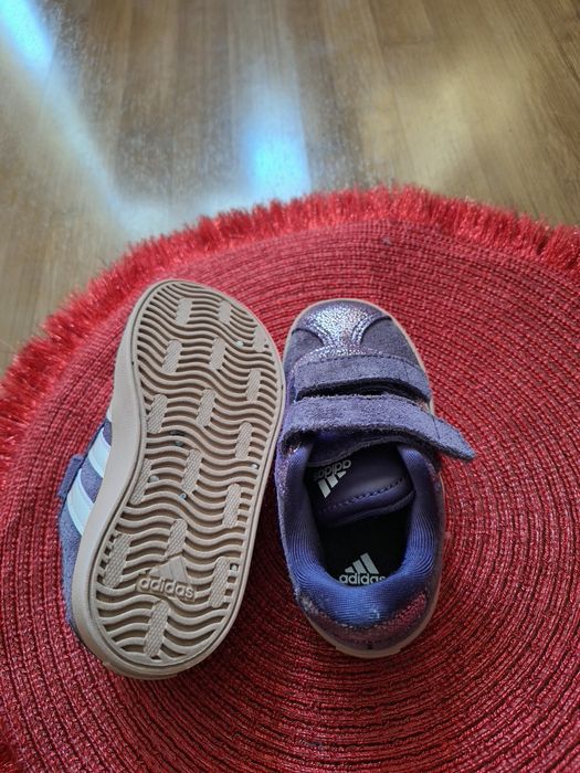 Маратонки adidas 23 момиче почти нови