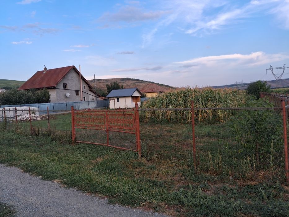 Vând teren  intravilan
