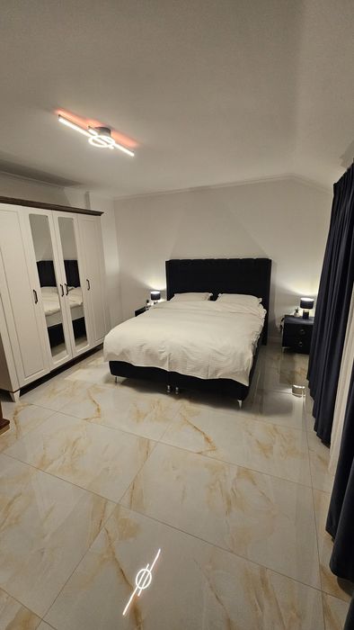 Închiriez apartamentin regim hotelier 3 camere.