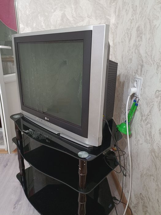 Телевизор рабочий+тумба