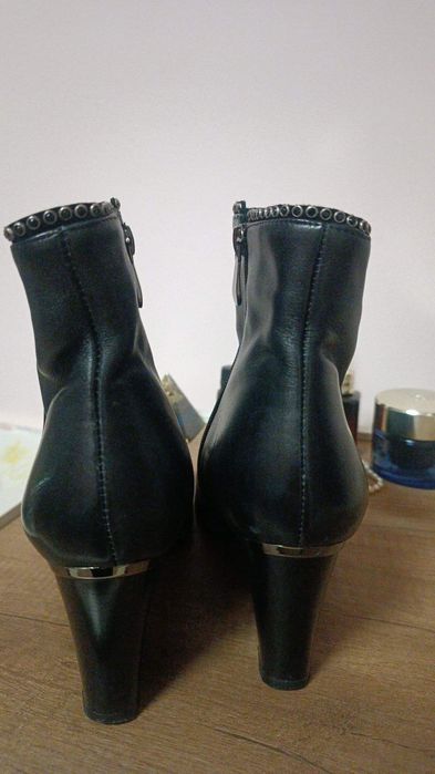 Бежови боти естествен велур Sara Pen