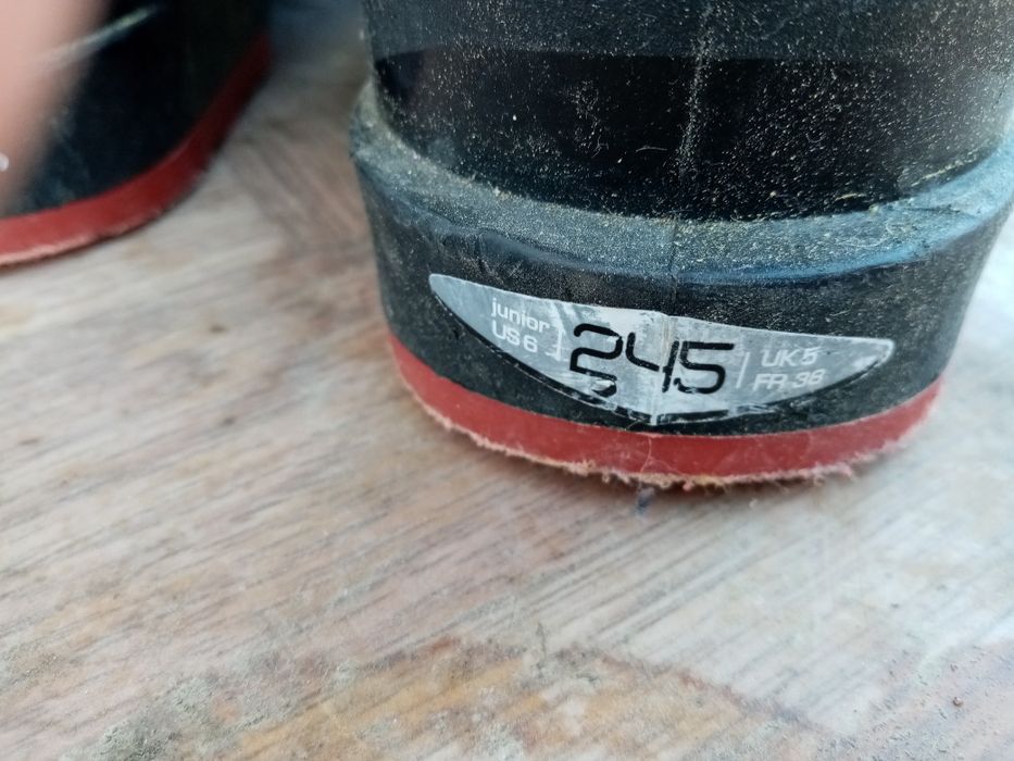 Спорт книги хоби. Ски обувки.