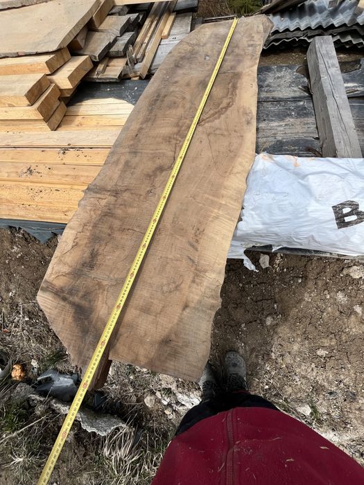 O bucata de cherestea nuc