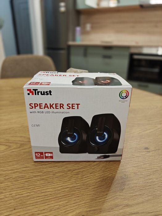 Настолен компютър + извит монитор + RGB клавиатура