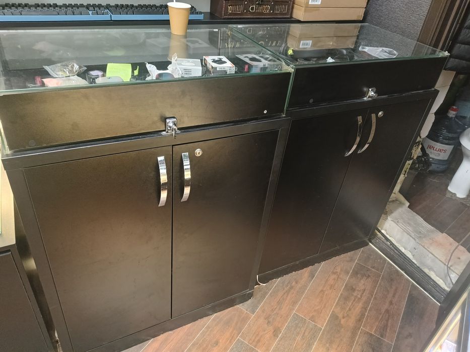 срочно продам витрины в магазин