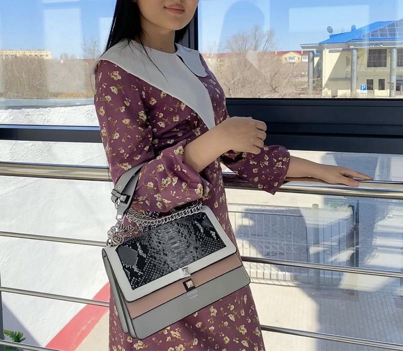 Платье с воротником