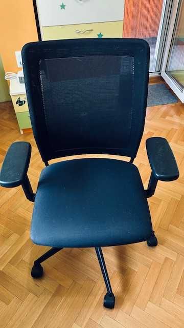 Въртящ стол за офиса или вкъщи