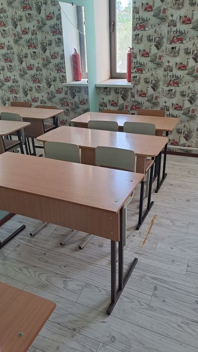 Парты со стульями