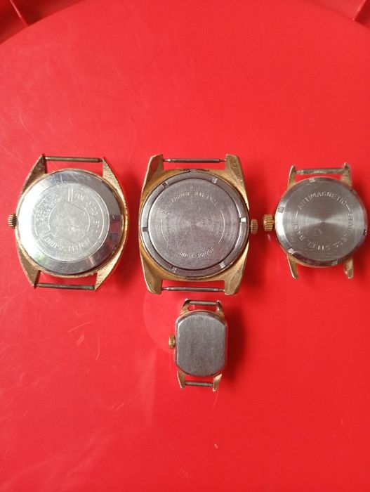 Продавам часовници с жълти рамки