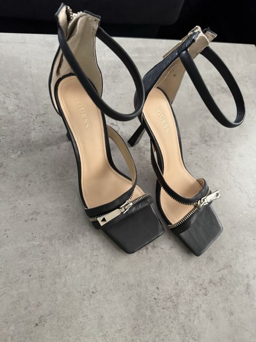 Кожени токчета със златен цип GUESS