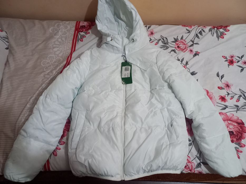Белая женская куртка