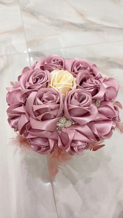 Уникални букети от сатенени рози