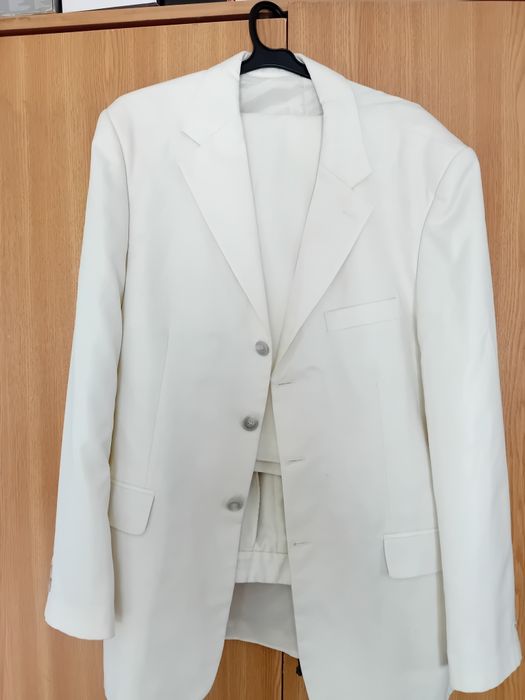 Vând costum de mire  de culoare alba