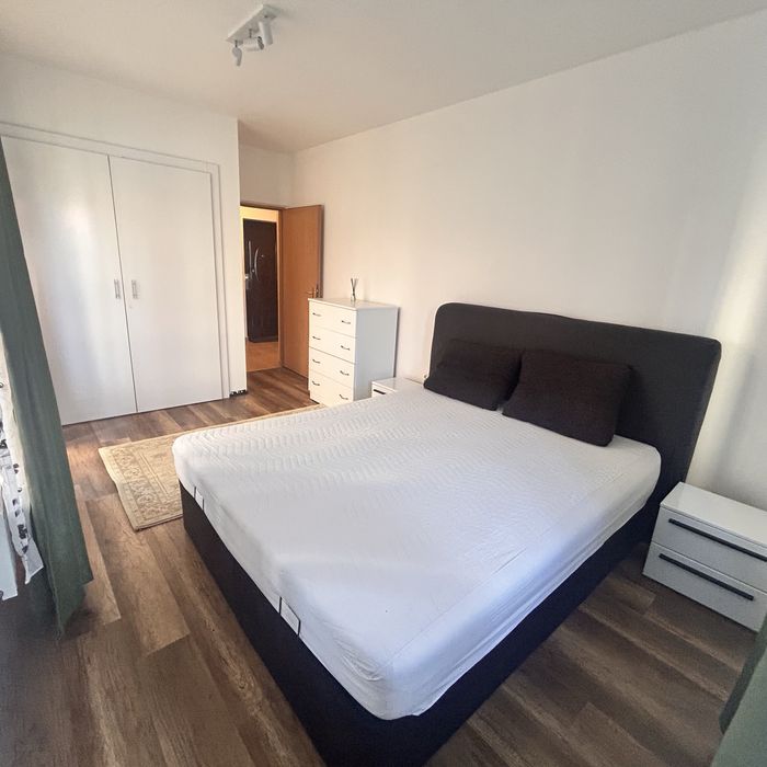 Vând apartament cu parcare proprie