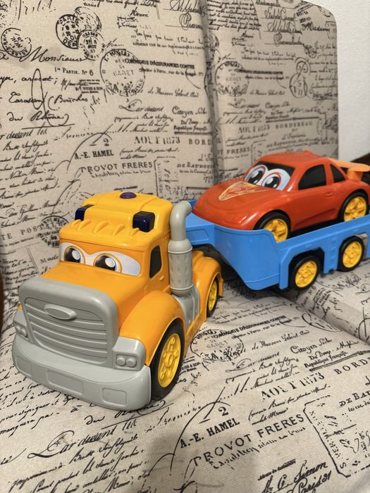 Camion mare cu remorca si masina