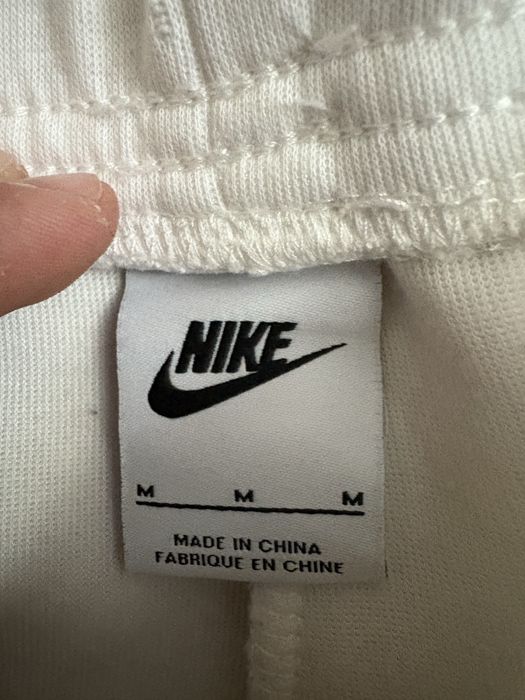 Pantaloni scurti nike tech fleece albi marimea m