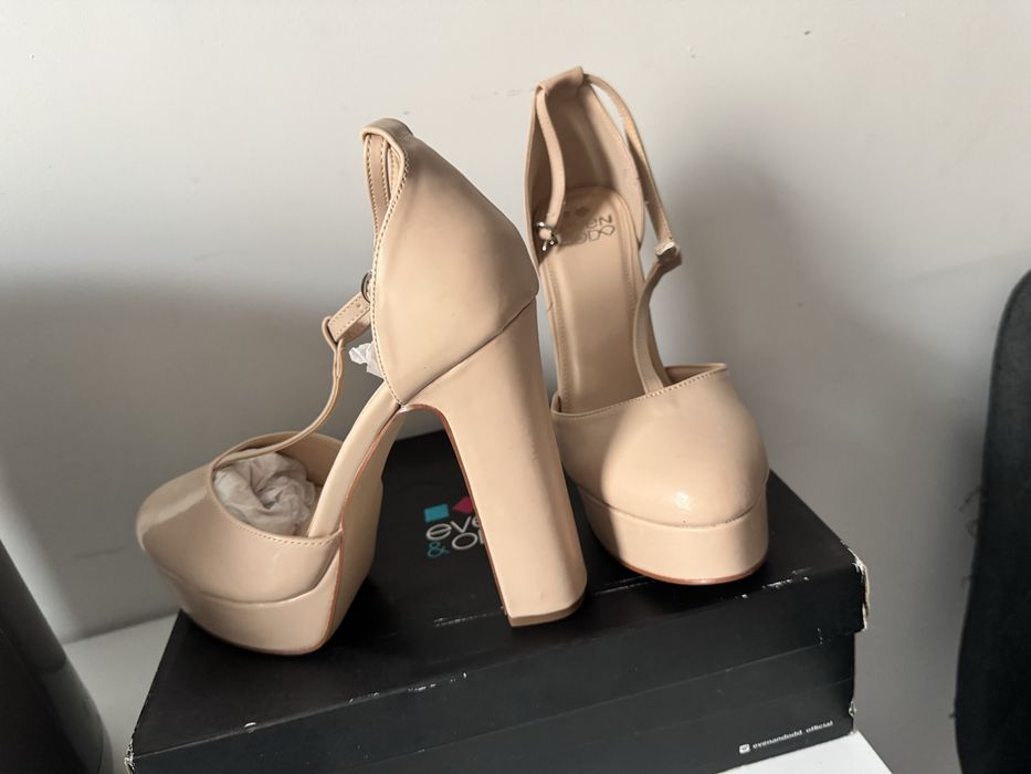 Vand sandale noi marimea 38