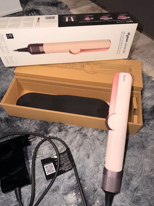 Dyson Airstrait за изправяне