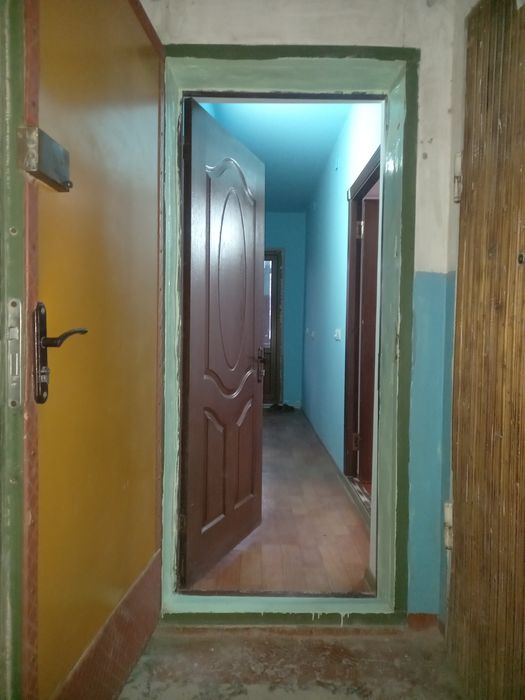 Продаётся 1 ком кв в чирчике 4 мкн дом кирпичный 2 этаж в доль дороги