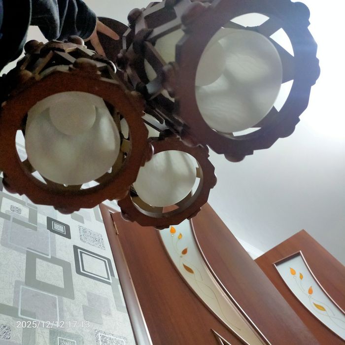 Продам люстру три лампы