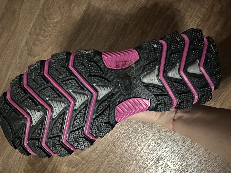 Женские кроссовки