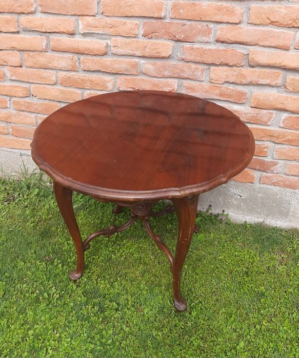 Masă din lemn masiv.