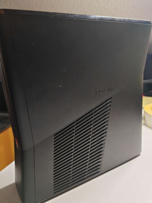 Xbox 360 la cutie 2 manete +kinect Microsoft