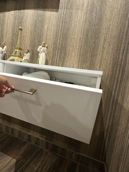 Mobilier modern suspendat alb/. auriu.