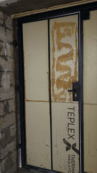 Металлическая дверь
