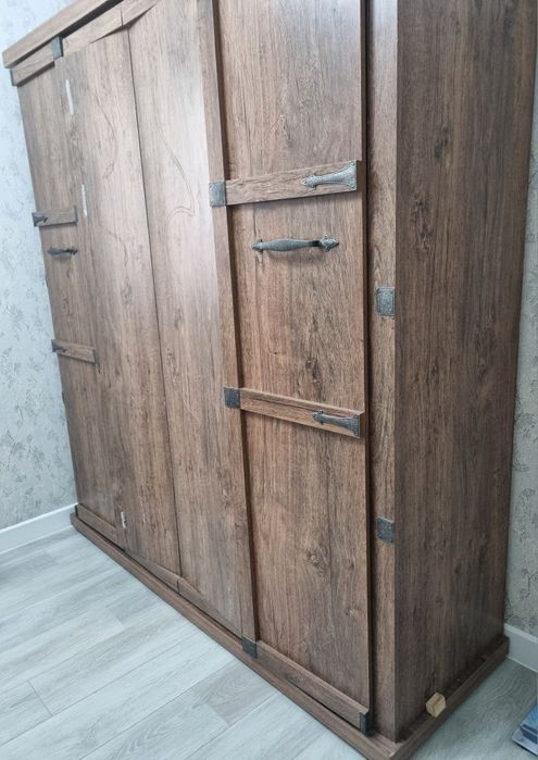 Кровать с матрасом и шкаф