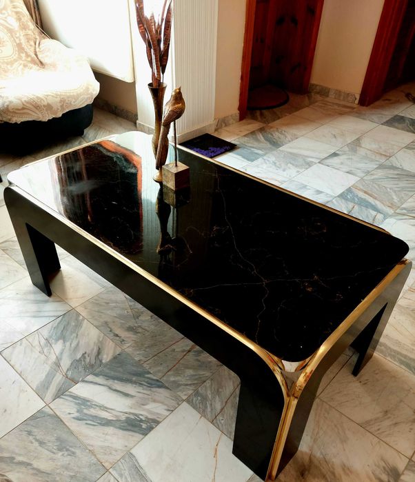 Диван от естествена кожа, черен, в добро състояние.