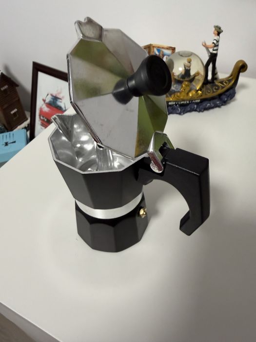 Cafetiera  noua cadou o punga cafea