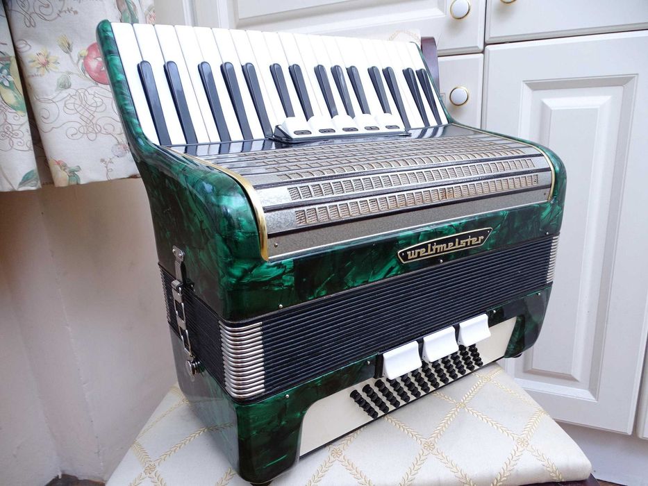 Много запазен стар акордеон Велтмайстер 60 баса
