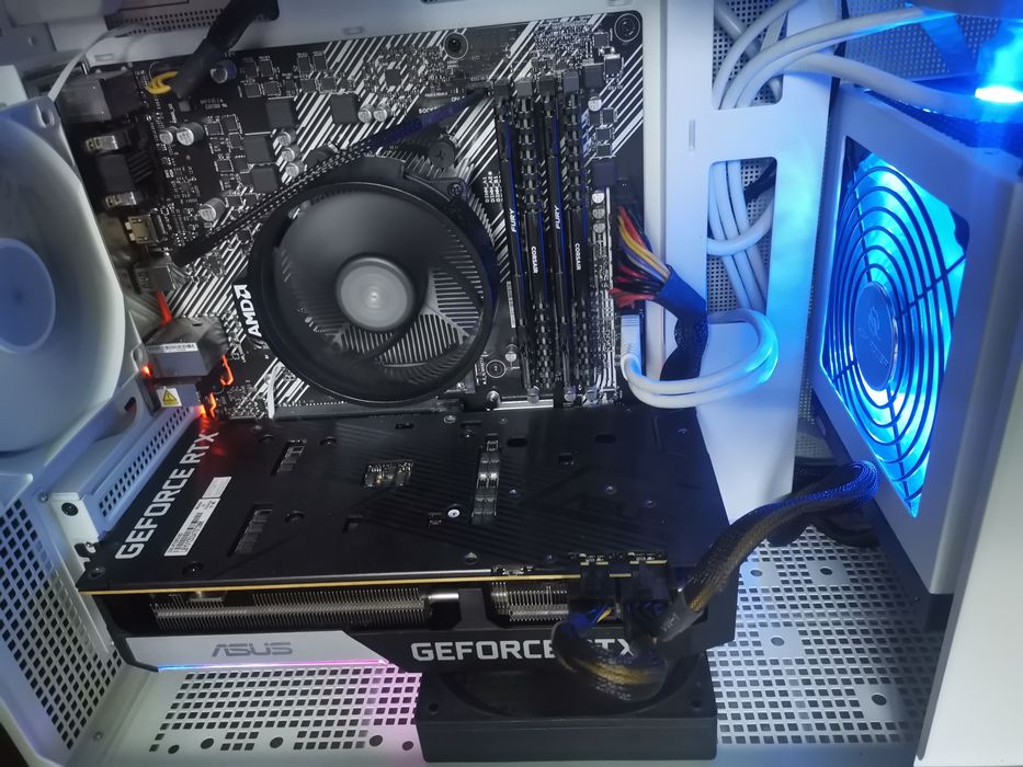 Pc, calculator Ryzen 7 3700x, Rtx 3070, 32 Gb RAM DDR4, B550m, NVMe Pcie 4.0