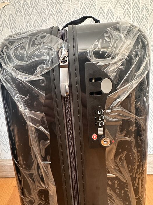 Продам новый чемодан Victorinox