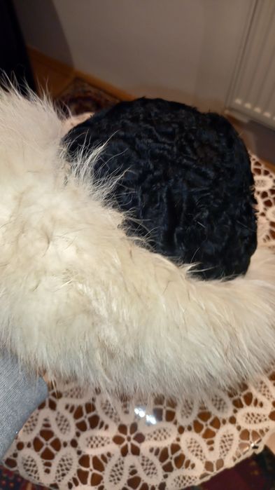 Vand căciulă blana naturala din vulpe argintie cu astrahan, eleganta