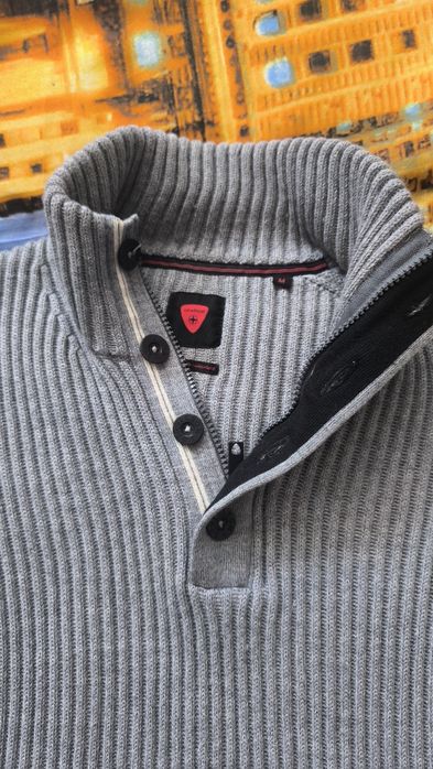 Плотный свитер от швейцарского бренда Strellson