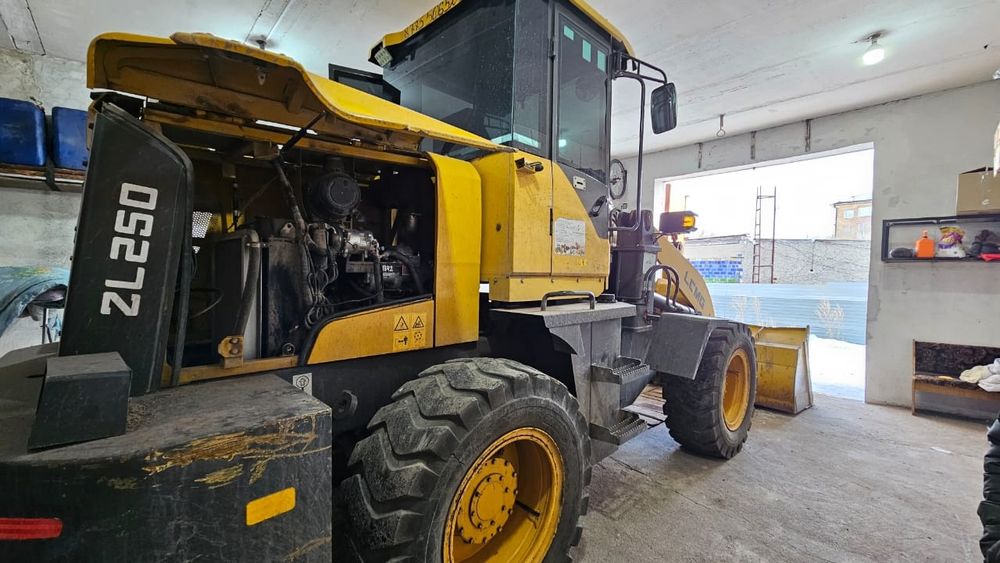 Продам фронтальный погрузчик б/у