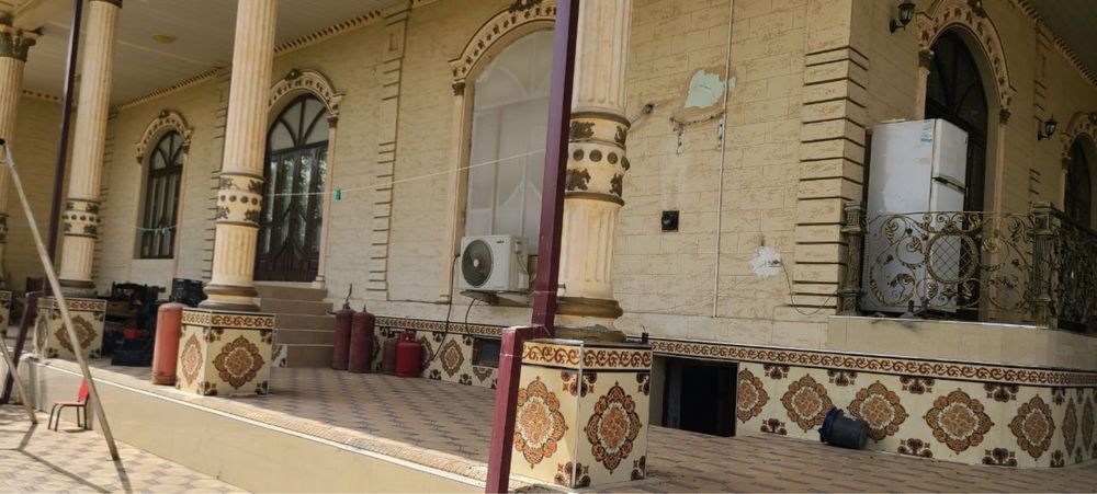 Katta hovli sotiladi