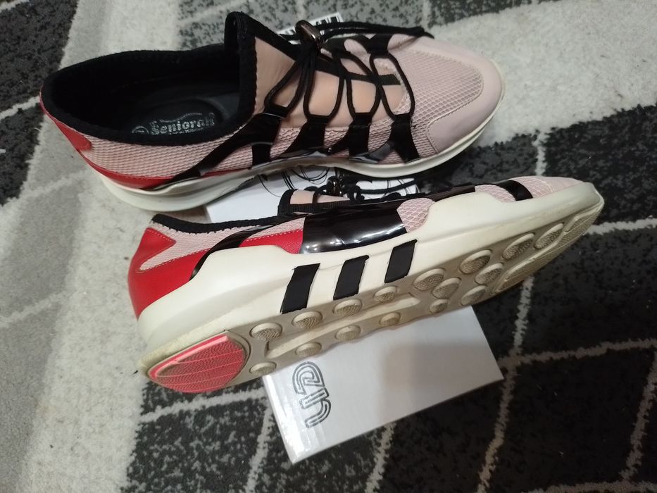 Кроссовки женские