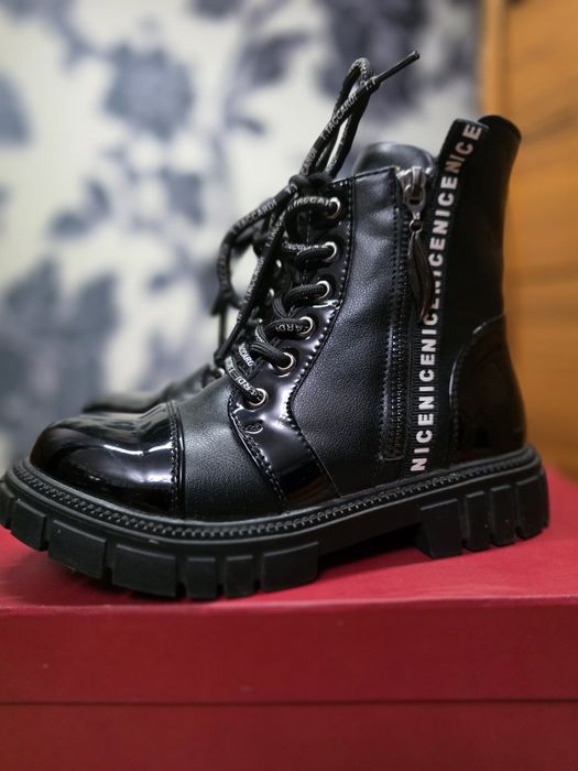 Продаю  демисезонные ботинки надевочку фирмы T.Taccardi