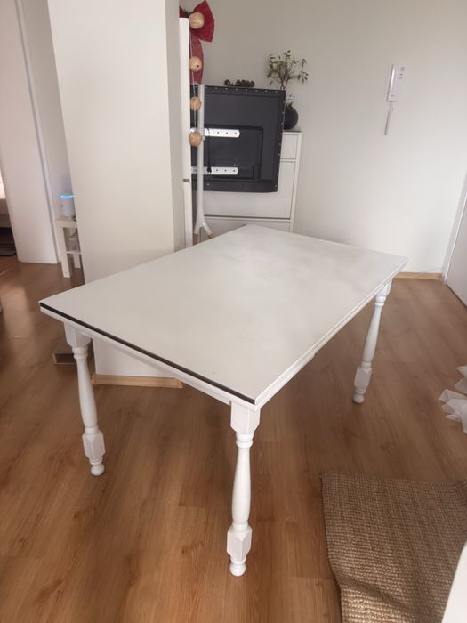 Дървена маса с разтягащи се две крила