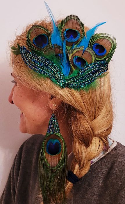 Accesoriu handmade pentru păr şi cercei asortați din pene de păun.