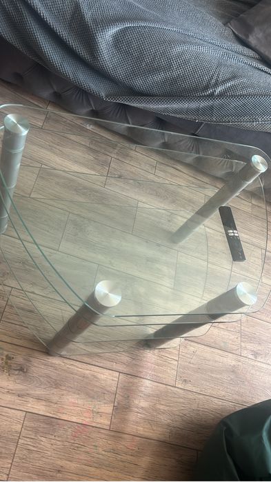 Отдам стеклянный стол