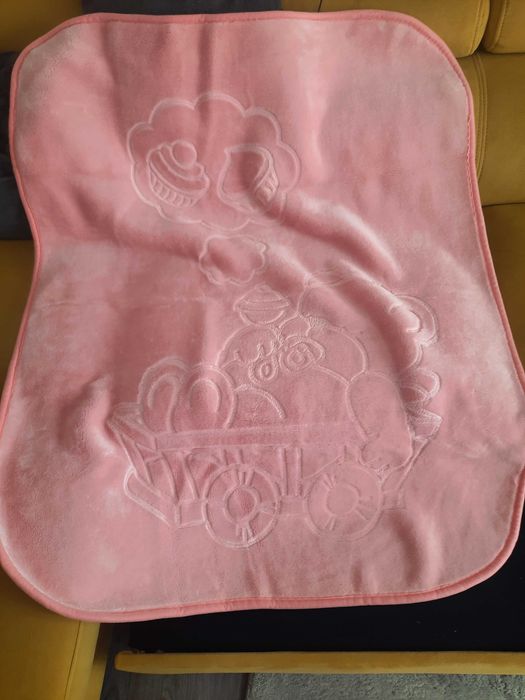 Обиколник за бебешко легло, одеяло и муселинова пелена.